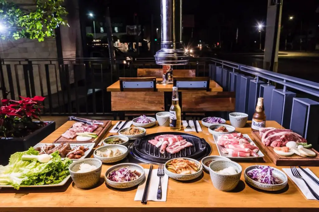 Une belle table de barbecue coreen