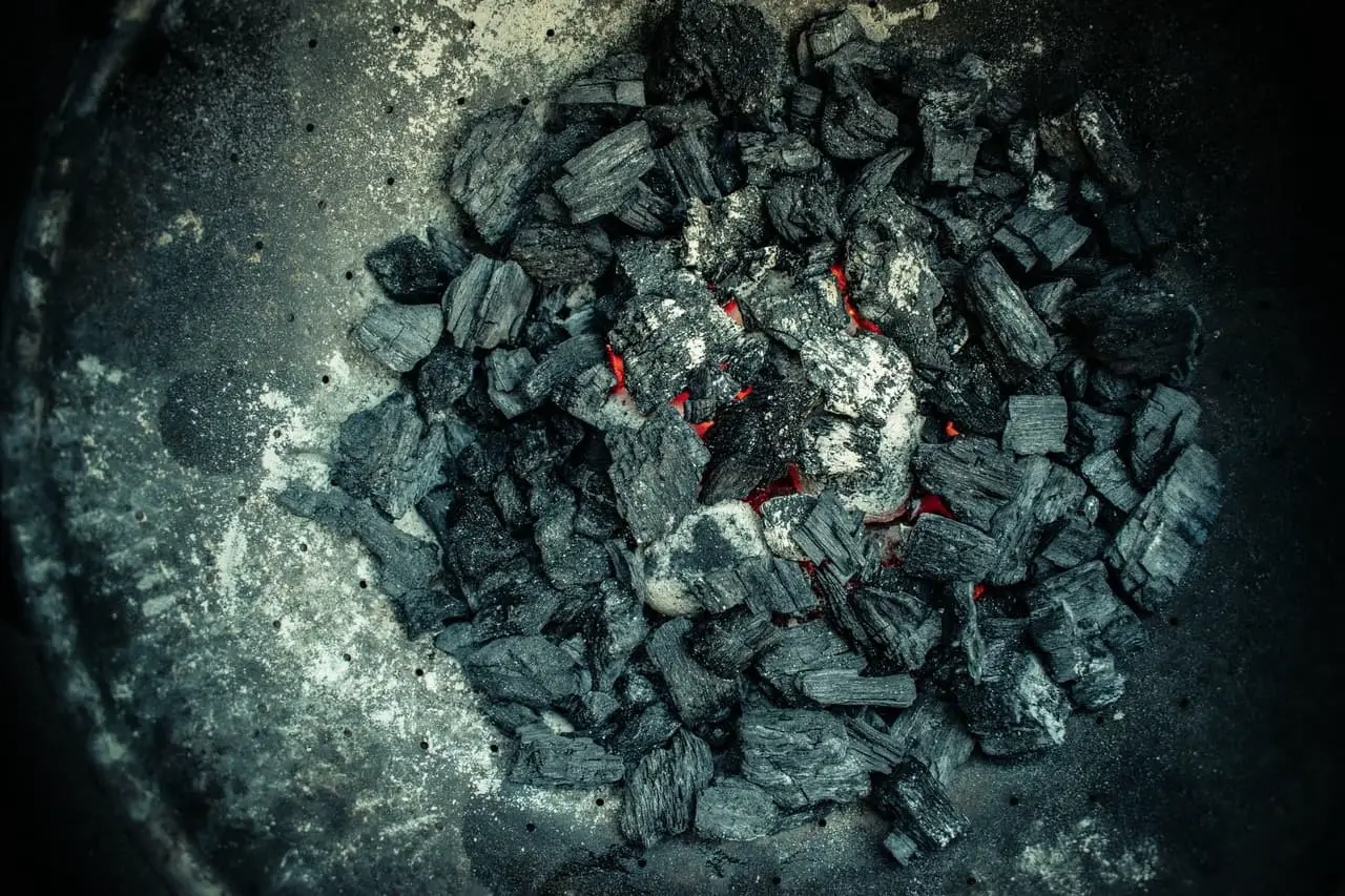 Du charbon dans un fond de barbecue