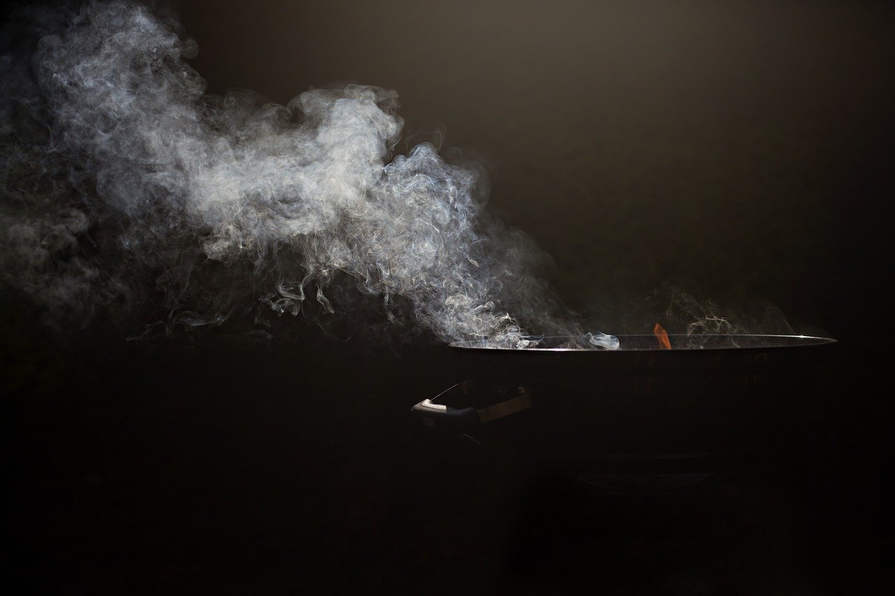 De la fumée au dessus d'un barbecue