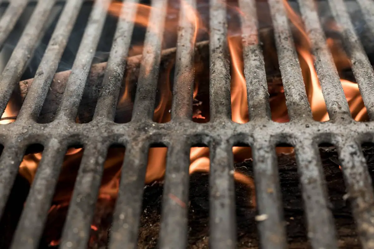 grilles barbecue flammes