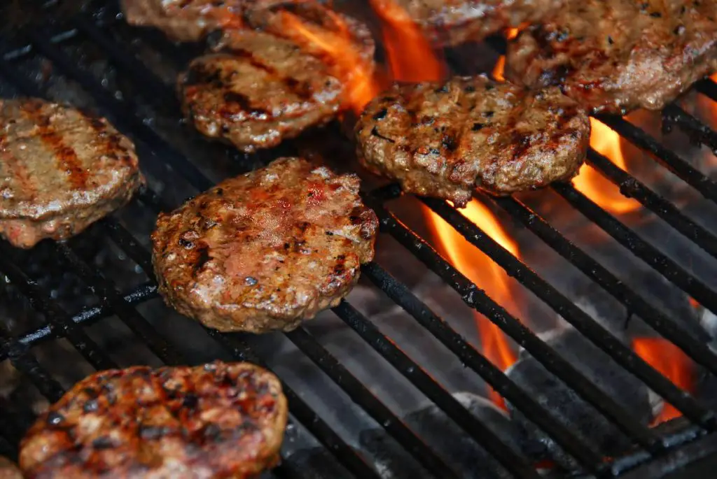 Des steaks hachés sur le barbecue