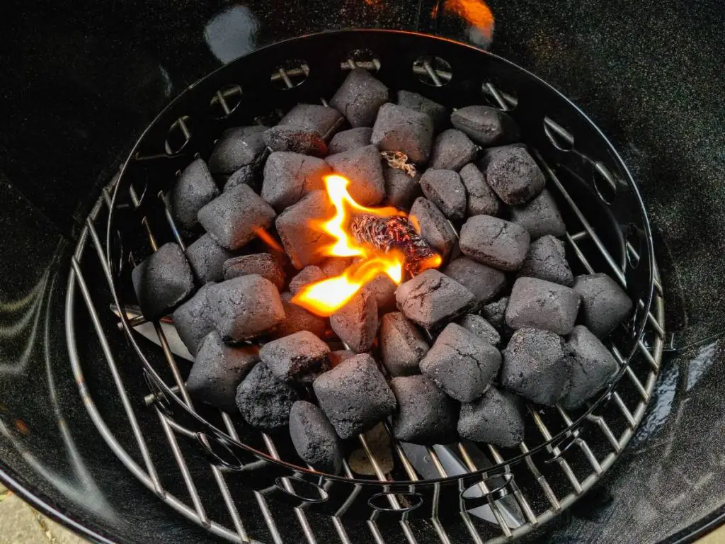 Tas de charbon avec un allume feu