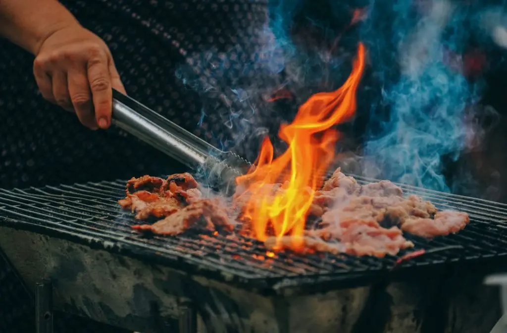 De la viande qui grille avec une flamme
